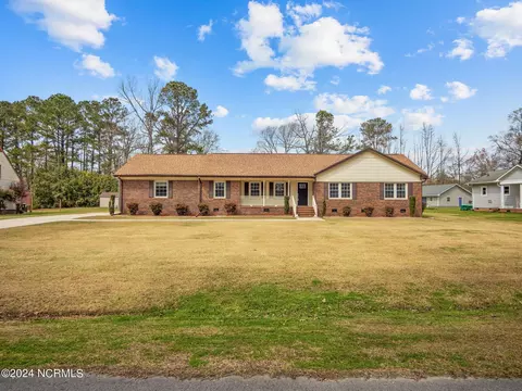 214 Country Club Blvd, Jacksonville, NC 28540