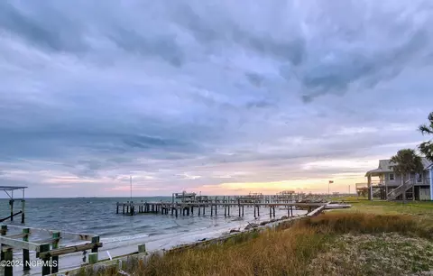 886 Island Rd, Harkers Island, NC 28531