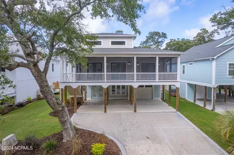 103 NW 29th St, Oak Island, NC 28465
