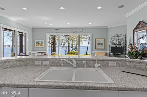 Kitchen - 207 Pamlico Ln, Chocowinity, NC 27817 photo 4 of 8