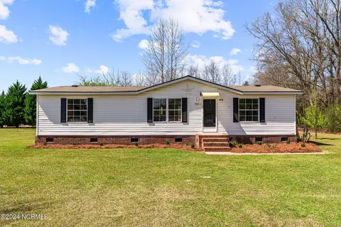 4918 Calvert St, Grimesland, NC 27837