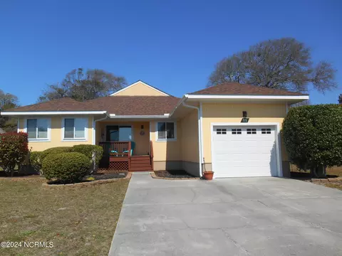 11 Greenview Dr, Oak Island, NC 28465