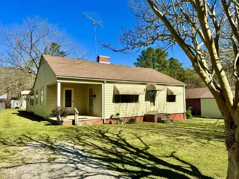 402 Halifax St, Williamston, NC 27892