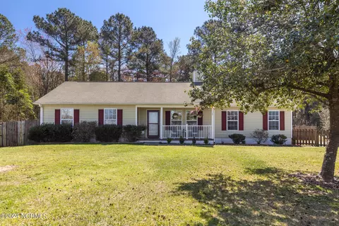 101 Barrington Ct, Maple Hill, NC 28454