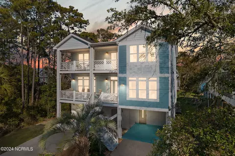 326 NE 42nd St, Oak Island, NC 28465