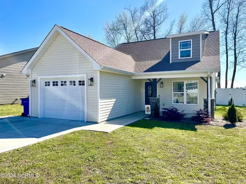 100 Cove Pl, Clinton, NC 28328