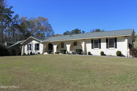 423 Edgewood Cir, Whiteville, NC 28472