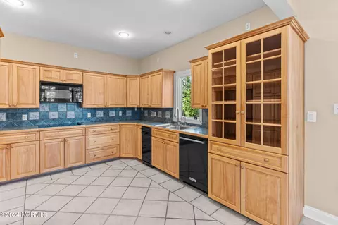 Kitchen - 919 Potomac Dr, Chocowinity, NC 27817 photo 3 of 8