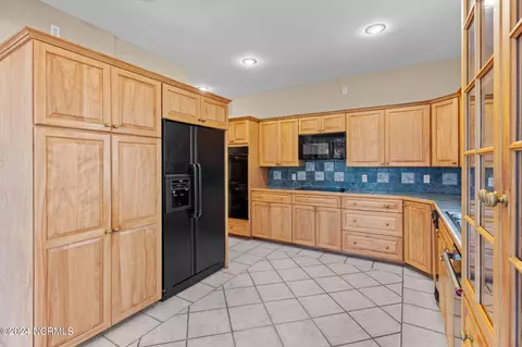 Kitchen - 919 Potomac Dr, Chocowinity, NC 27817 photo 4 of 8