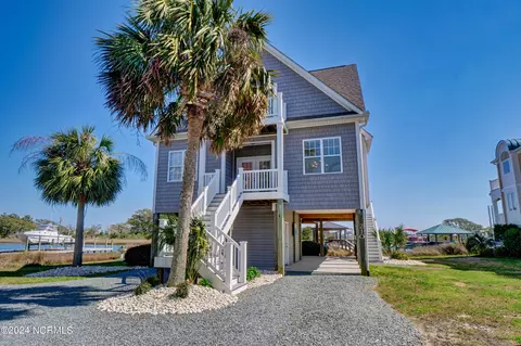 210 Sea Manor Dr, Surf City, NC 28445