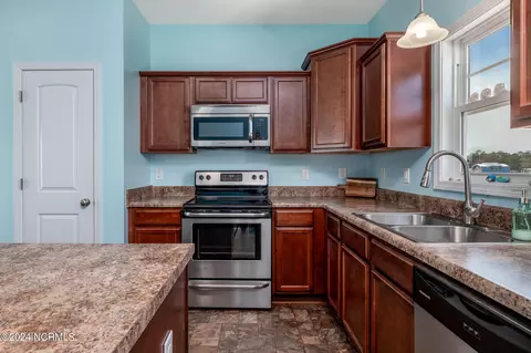 Kitchen - 102 Shell Rock Ln, Hubert, NC 28539 photo 2 of 4
