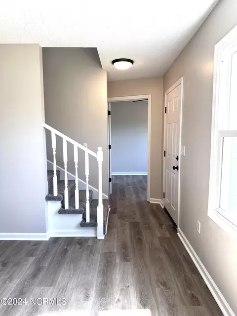 Entry Way - 111 Avon Dr, Hubert, NC 28539 photo 2 of 5