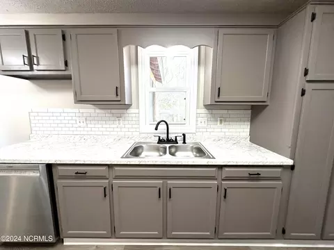 Kitchen - 111 Avon Dr, Hubert, NC 28539 photo 6 of 7