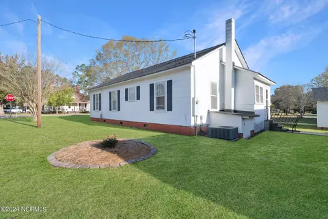 Exterior - 136 Crawford Rd, Ellerbe, NC 28338 photo 4 of 9