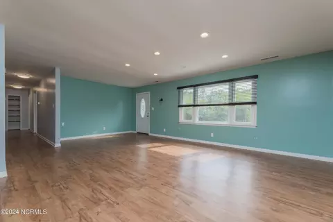 125 Elizabeth Dr E, Hubert, NC 28539 photo 5