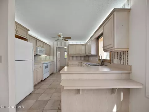 Kitchen - 200 Battery Ln, Hampstead, NC 28443 photo 2 of 4