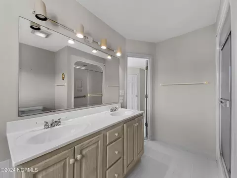 Bath - 200 Battery Ln, Hampstead, NC 28443 photo 3 of 8