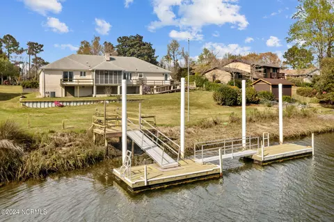 200 Battery Ln, Hampstead, NC 28443