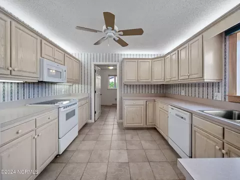 Kitchen - 200 Battery Ln, Hampstead, NC 28443 photo 3 of 4