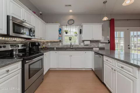 Kitchen - 210 Rudolph Ln, Hubert, NC 28539 photo 6 of 9
