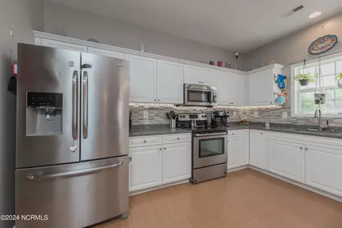 Kitchen - 210 Rudolph Ln, Hubert, NC 28539 photo 4 of 9