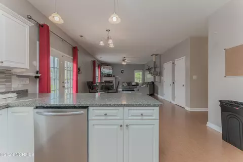Kitchen - 210 Rudolph Ln, Hubert, NC 28539 photo 7 of 9