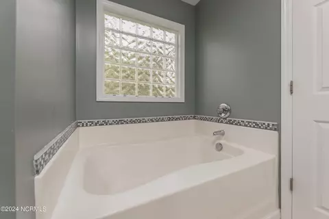 Bath - 210 Rudolph Ln, Hubert, NC 28539 photo 5 of 7