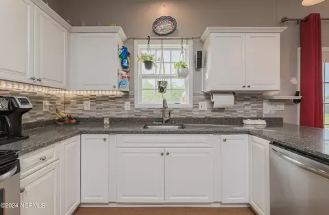 Kitchen - 210 Rudolph Ln, Hubert, NC 28539 photo 5 of 9