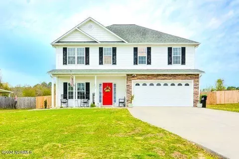 104 Woods Run Cir, Richlands, NC 28574