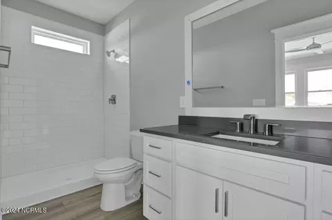 Bath - 110 Key Largo Dr, Hampstead, NC 28443 photo 5 of 6