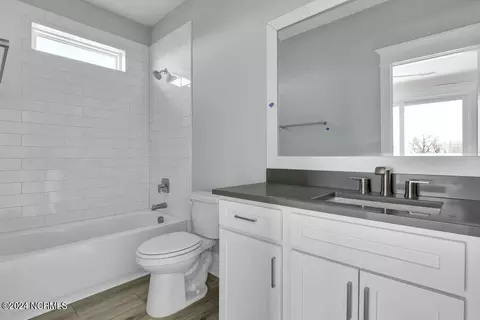 Bath - 110 Key Largo Dr, Hampstead, NC 28443 photo 4 of 6