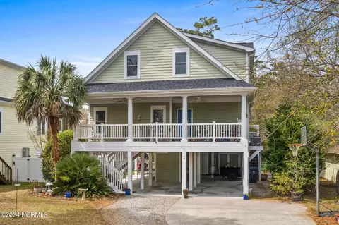 129 NW 22nd St, Oak Island, NC 28465