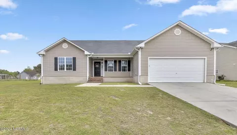 120 Camellia Creek Dr, Richlands, NC 28574