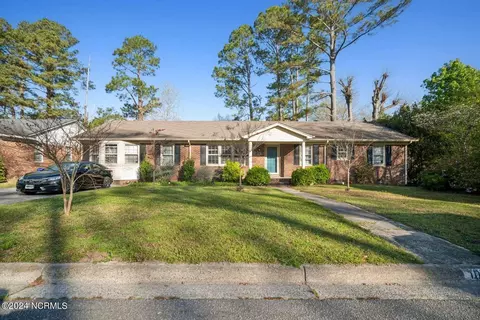102 College Court Dr, Greenville, NC 27858