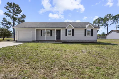 201 Savanna Ct, Hubert, NC 28539