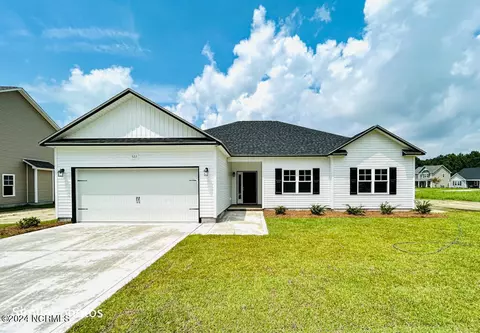 522 Orchard Creek Dr, Richlands, NC 28574