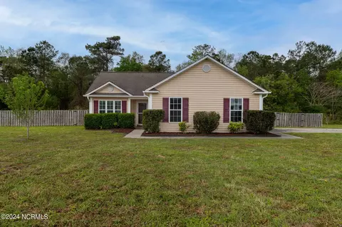 109 Cherry Grove Dr, Richlands, NC 28574