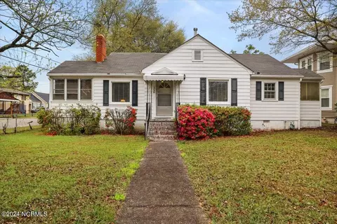 516 Entwistle St, Hamlet, NC 28345