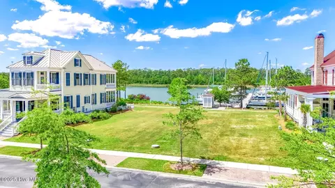 301 E Harborside Rd, Oriental, NC 28571