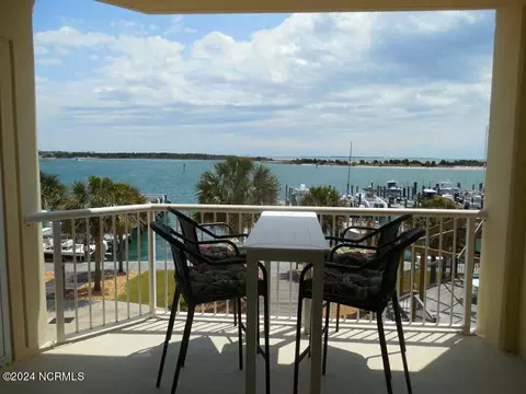 100 Olde Towne Yacht Club Rd #205, Beaufort, NC 28516