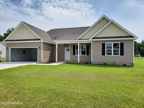 704 Plowshare Ct, Maysville, NC 28555