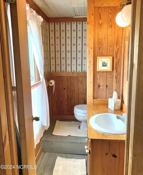 Bath - 801 3rd Ave, Oriental, NC 28571 photo 3 of 3