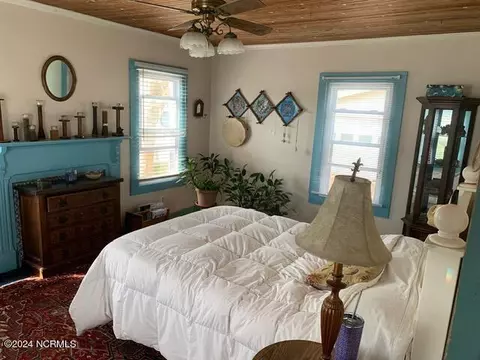 Bedroom - 801 3rd Ave, Oriental, NC 28571 photo 2 of 4