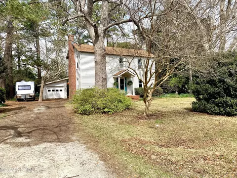 Exterior - 801 3rd Ave, Oriental, NC 28571 photo 2 of 13