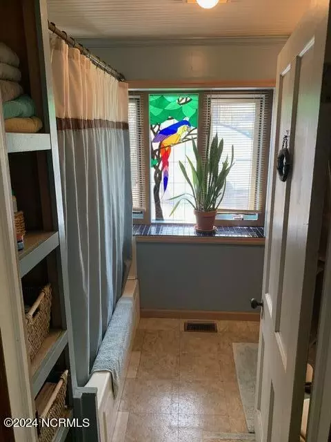 Bath - 801 3rd Ave, Oriental, NC 28571 photo 1 of 3