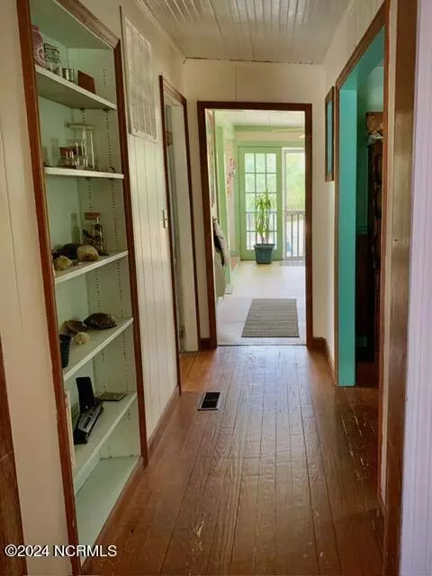Entry Way - 801 3rd Ave, Oriental, NC 28571 photo 1 of 3