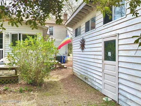 Exterior - 801 3rd Ave, Oriental, NC 28571 photo 6 of 13