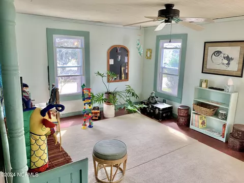 Living - 801 3rd Ave, Oriental, NC 28571 photo 2 of 2