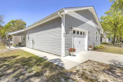 111 NE 15th St, Oak Island, NC 28465