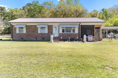 1742 Richardson Rd, Bladenboro, NC 28320